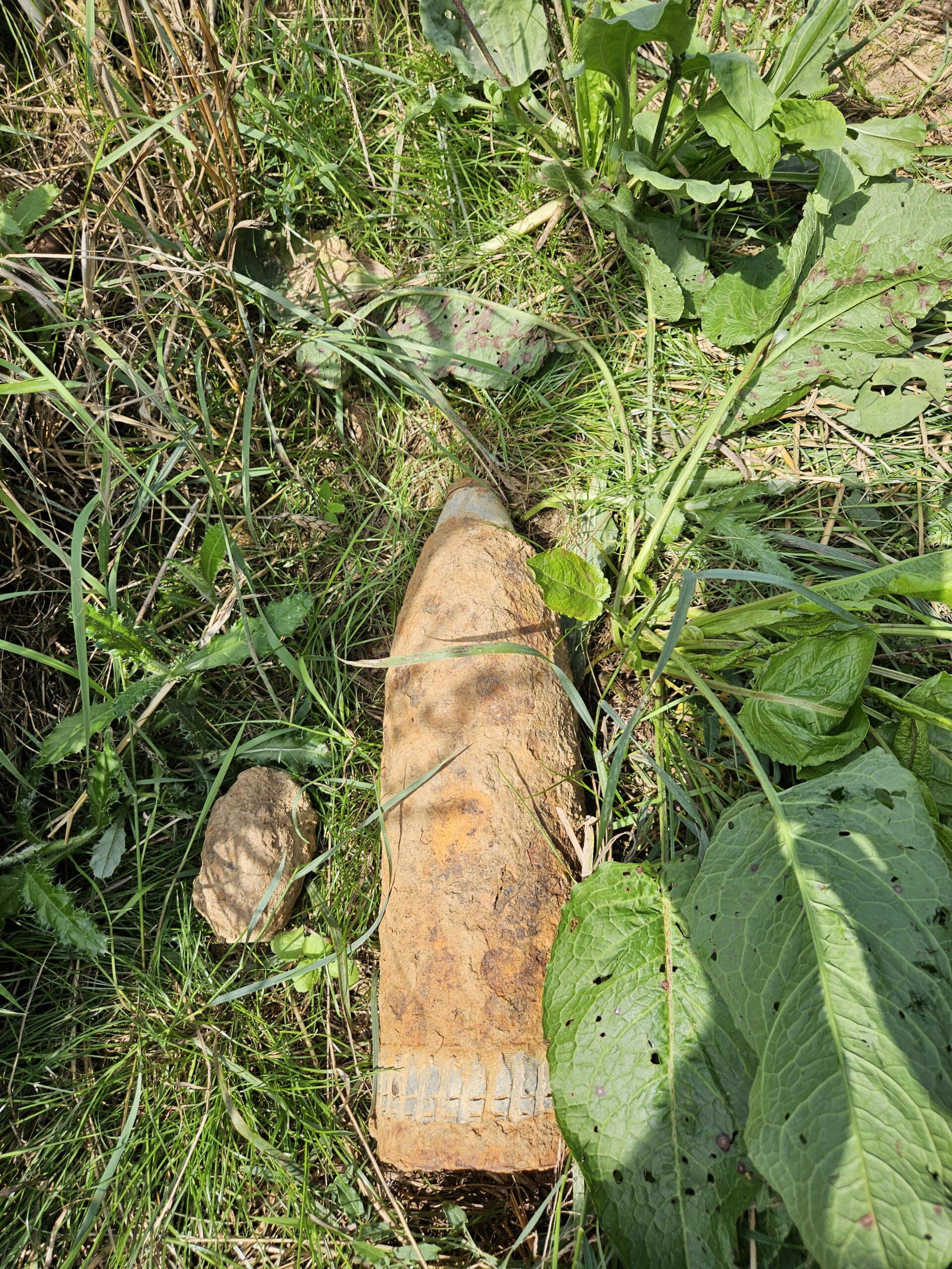 【速報】農家の畑で第一次大戦の不発弾と手榴弾を発見される