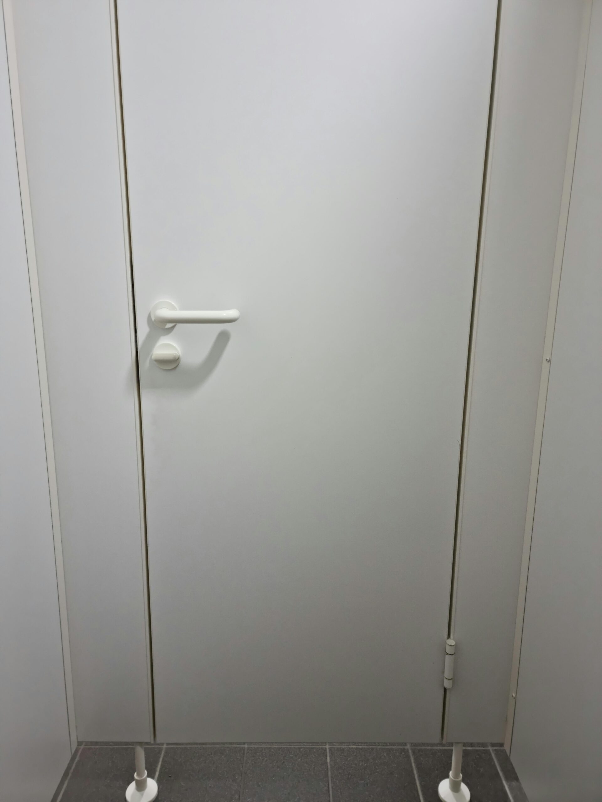 【衝撃】欧米のトイレ個室、マジか…日本との違いに騒然