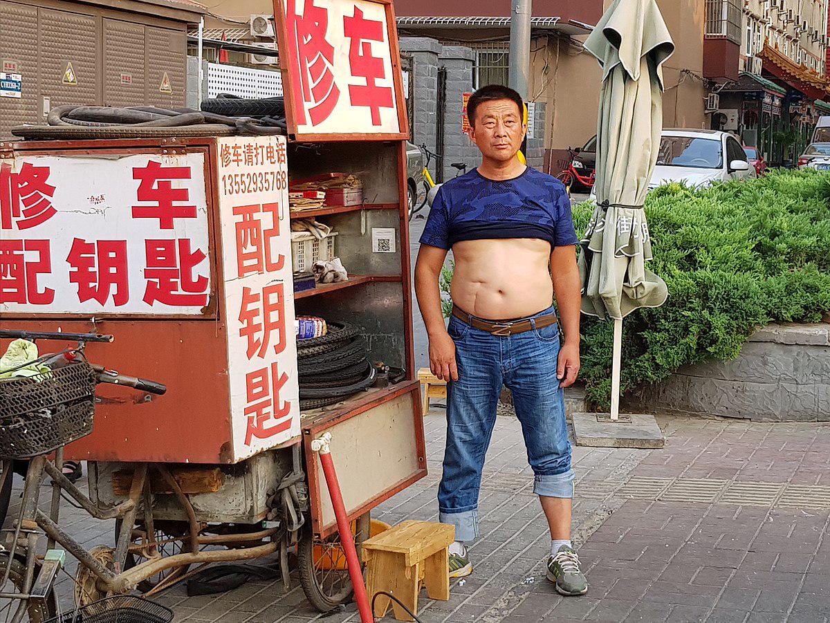 中国のオッサン達、夏に腹出しスタイル「北京ビキニ」が衝撃的すぎワロタｗｗｗ