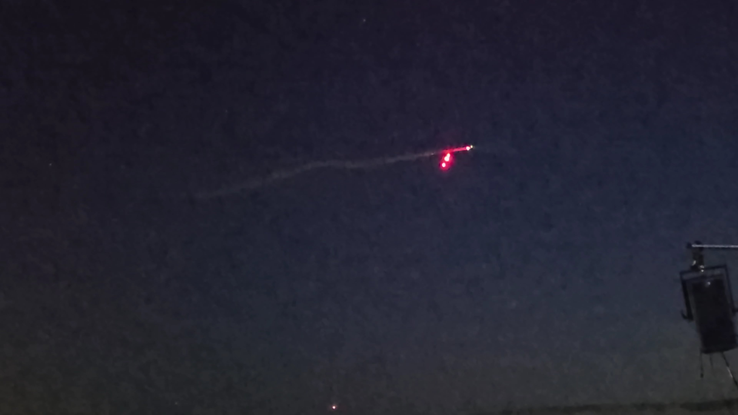 【速報】航空ショーでヤバい奴現る！機体にレーザー＆花火搭載ｗｗｗ