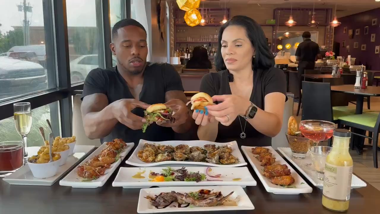 【悲報】飯テロインフルエンサー、店内でハンバーガーレビュー中に車に轢かれる
