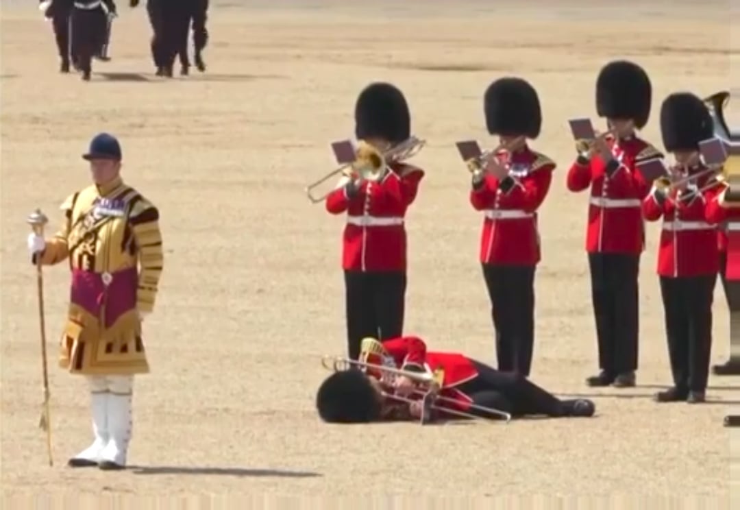 【悲報】チャールズ国王誕生日式典で近衛兵が倒れる