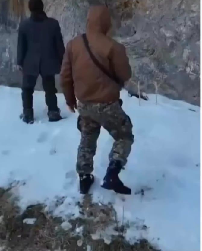 カザフスタンの山奥で謎の巨大な扉が発見される！一体何が？