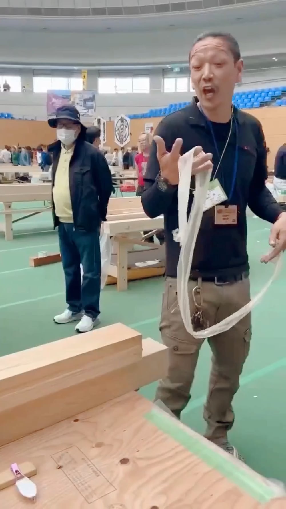 【凄すぎ】日本の職人、世界最薄の鉋削りに挑戦！その結果…