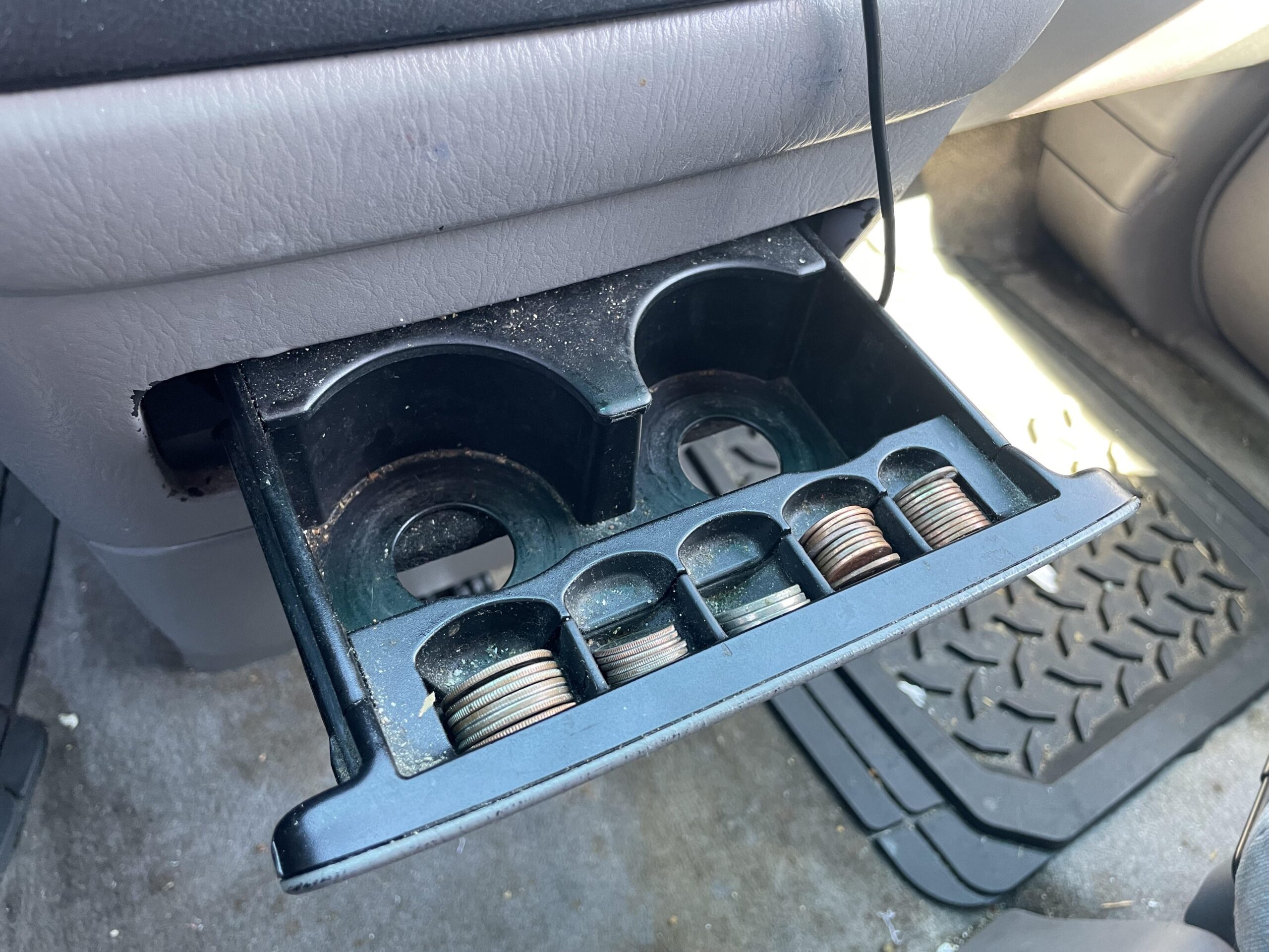 車のカップホルダーに謎の溝…まさかの用途に全米が震えた！