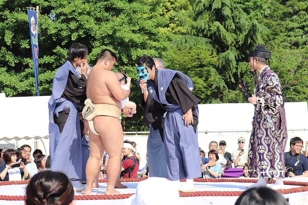 【マジか】日本の泣き相撲、赤ちゃんを泣かせた方が勝ちってマジ？健康に良いらしい
