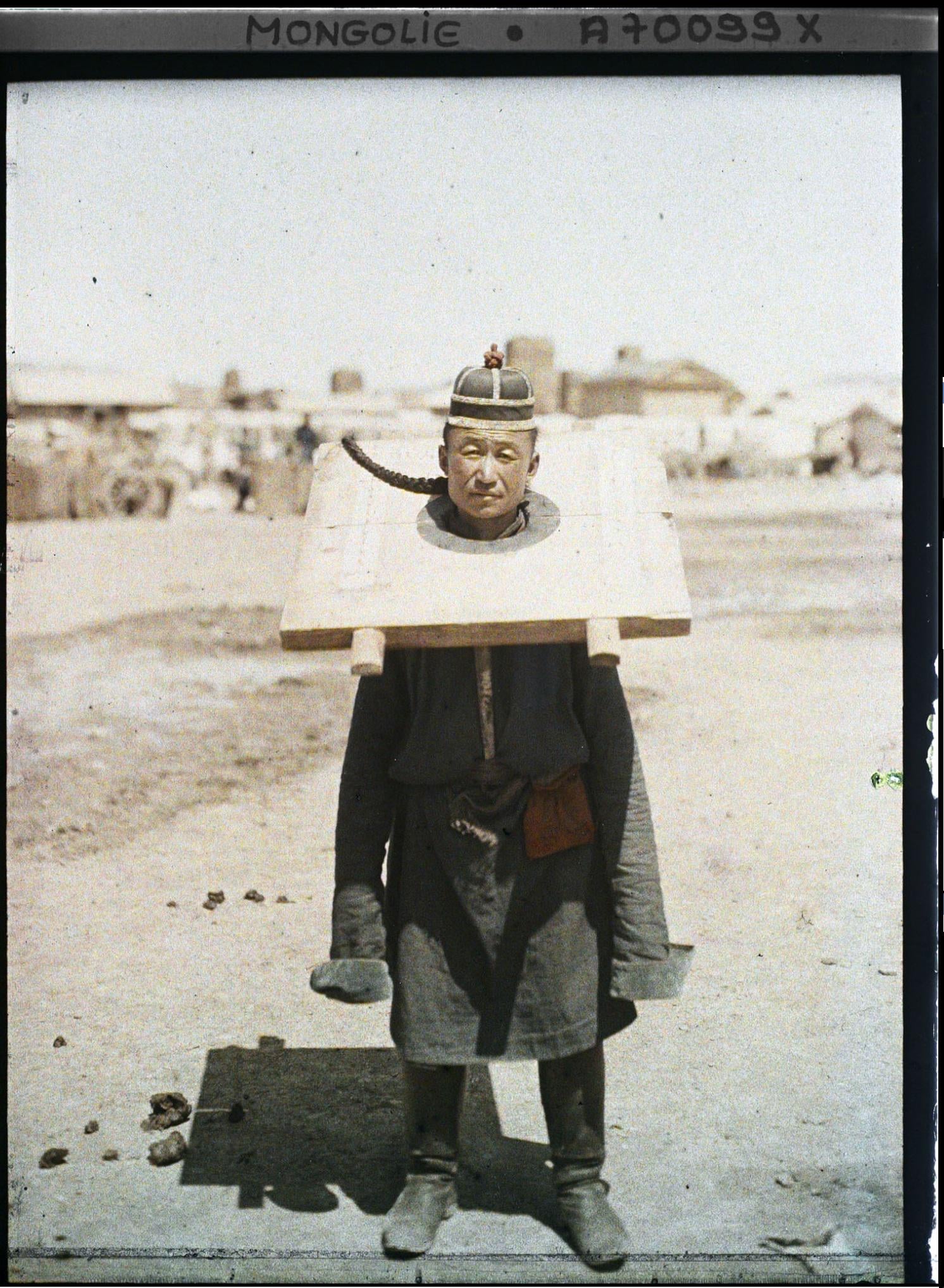 【悲報】モンゴル人男性、枷で食事制限される（1913年）