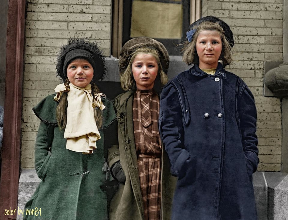 【モノクロ→カラー】 【悲報】1909年の少女、新聞を待つ姿が物悲しい