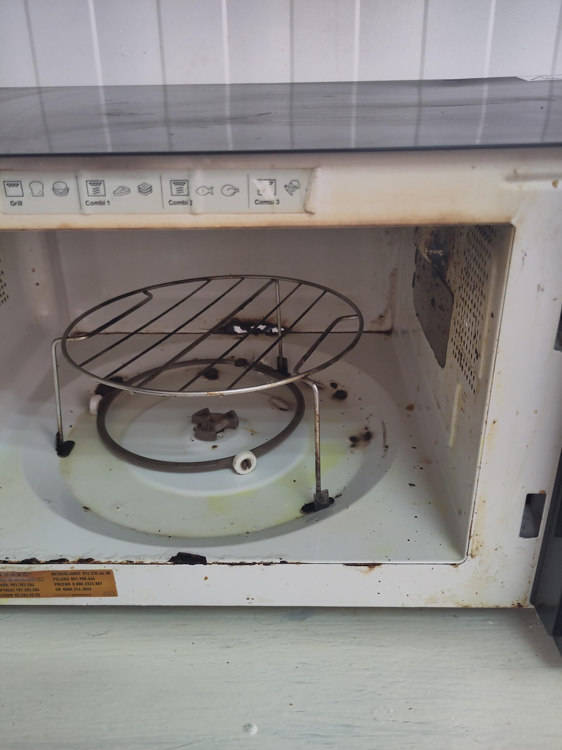 職場のレンジに謎の穴が開いてるんだが…怖すぎワロタ