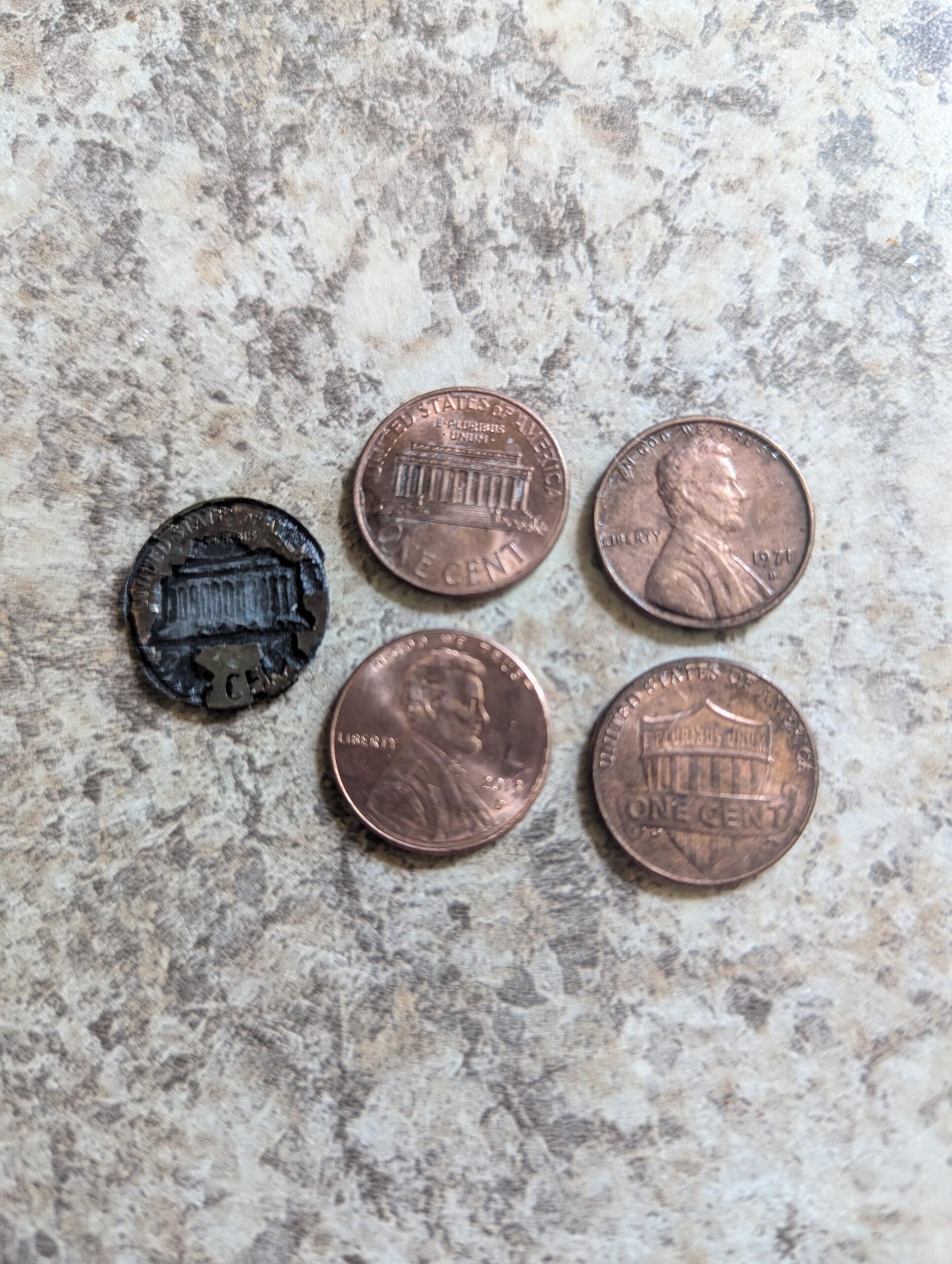 【衝撃】一晩、酢と塩に浸けた1セント硬貨 → 1枚が完全に溶解…一体なぜ！？
