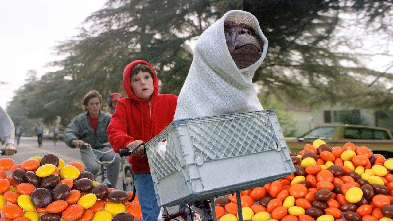 スピルバーグ監督「E.T.にM&M’s使いたかったのに…」→マーズが脚本見せろと→拒否！→代わりにReese’s Pieces
