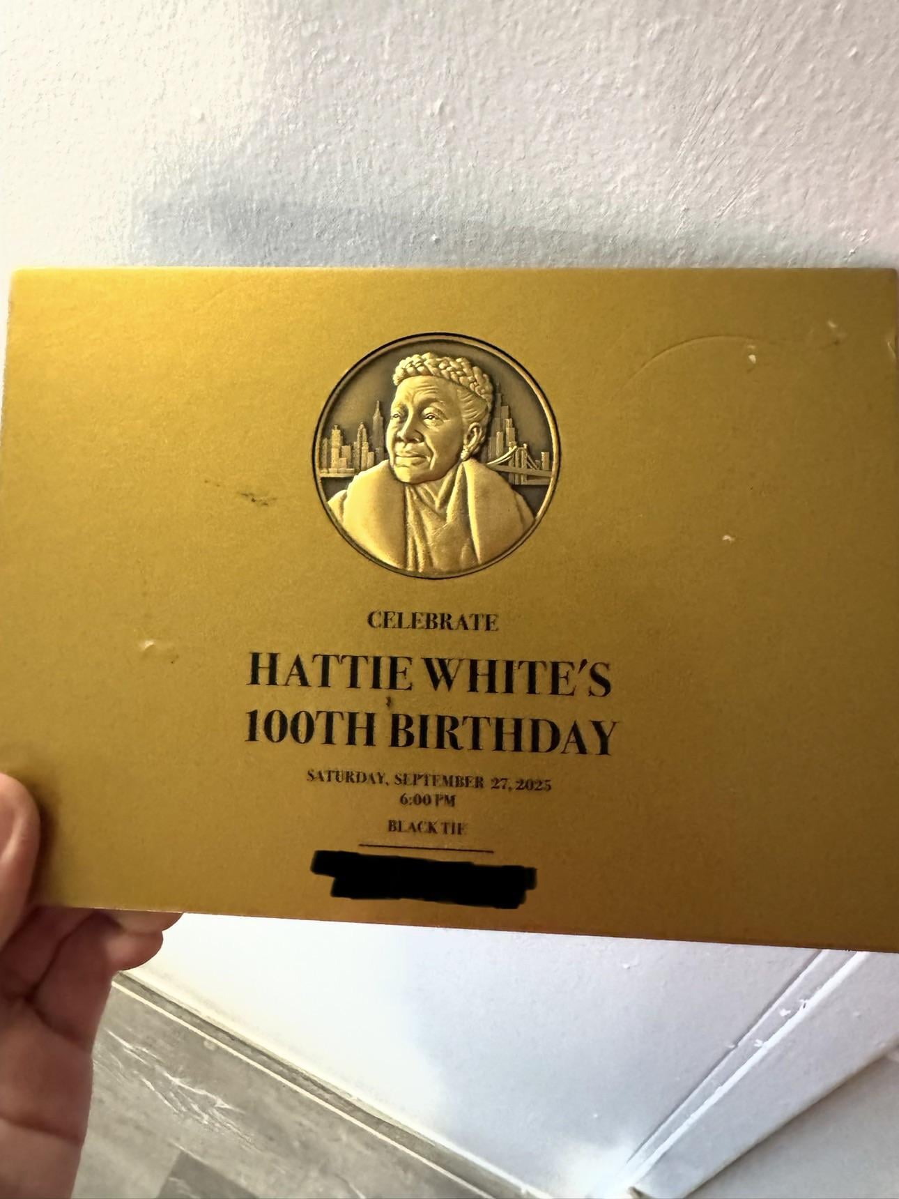 【謎】見知らぬ人から木と金属製の豪華誕生日招待状が届いた件