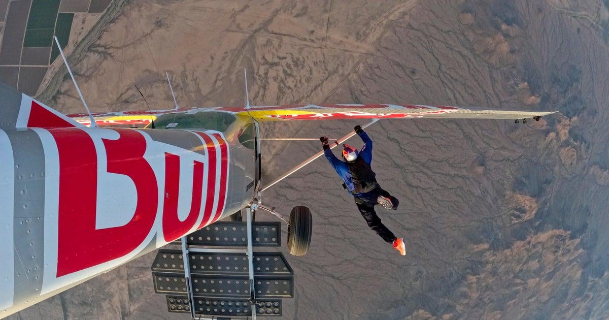 【速報】飛行機から飛行機へ空中乗り換え失敗！片方墜落、免許剥奪ｗｗｗ