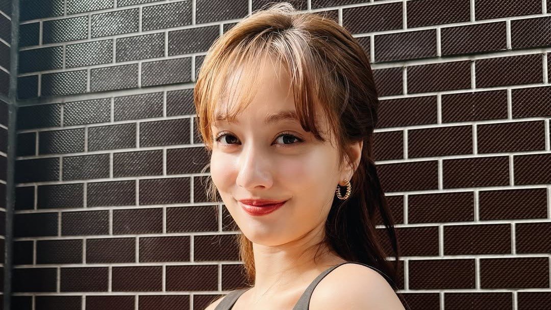 谷まりあ、口紅を塗る姿がエロすぎると話題！デコルテ強調黒コーデでファン悶絶ｗｗｗ
