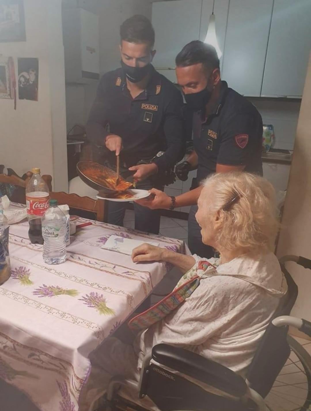 87歳孤独死寸前のお婆ちゃん、警察に通報→飯作って貰って号泣
