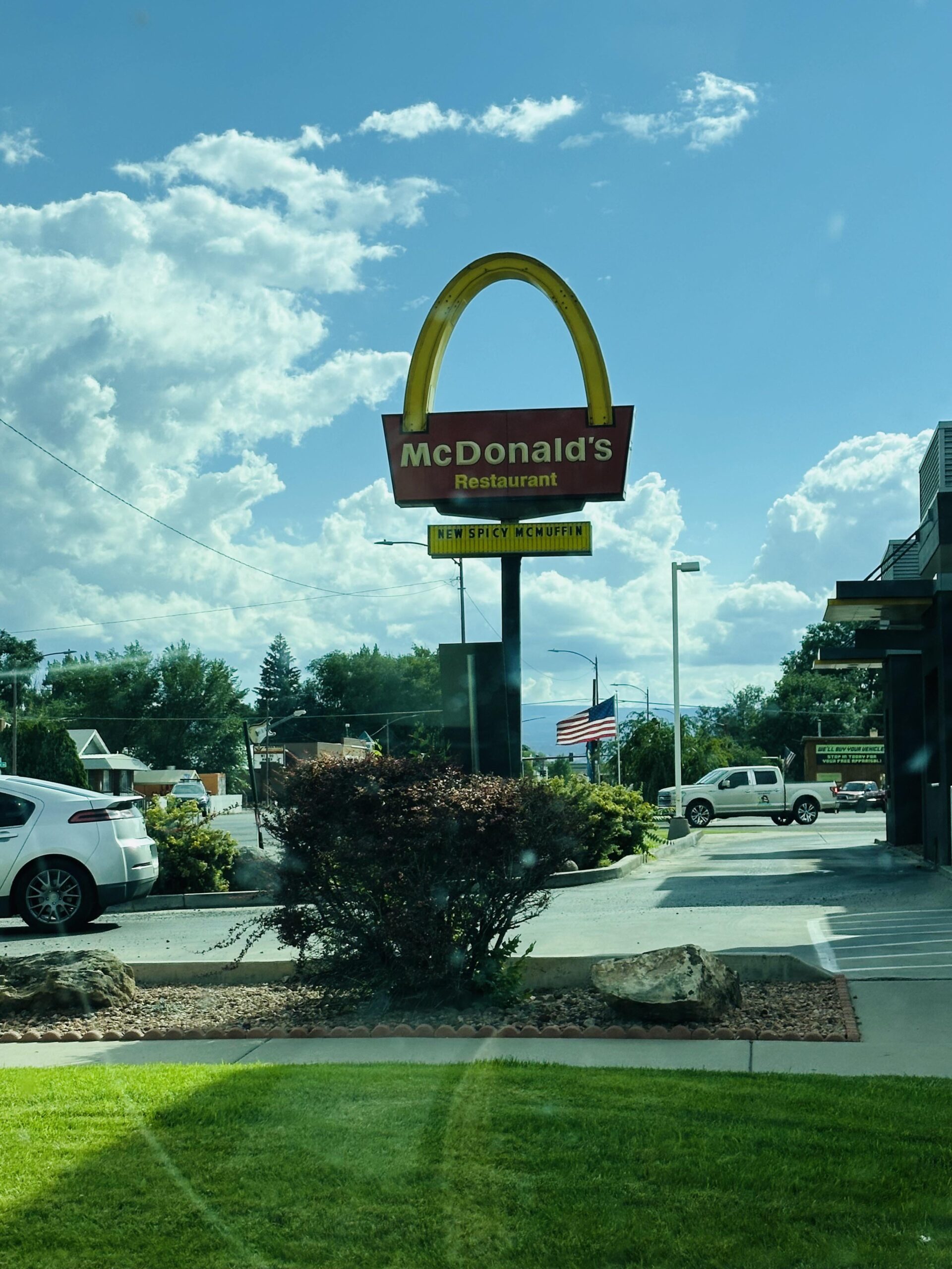【悲報】マクドナルド、片方アーチが消失…その理由がヤバすぎると話題に
