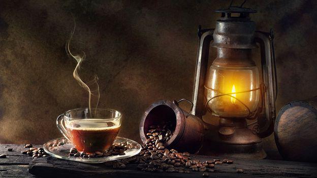【悲報】ロンドンのコーヒー文化、17世紀に〇〇で滅亡…スリランカは紅茶へ