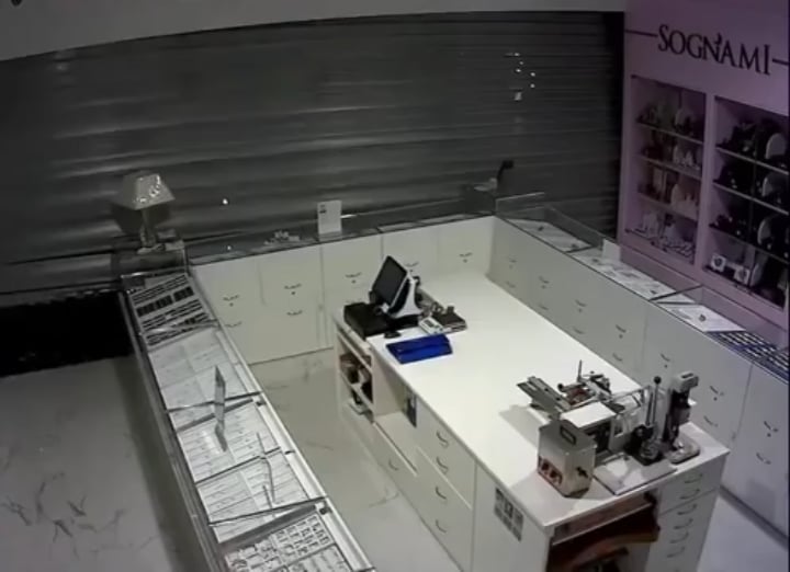 店主、強盗にスモーク焚いて撃退www ????