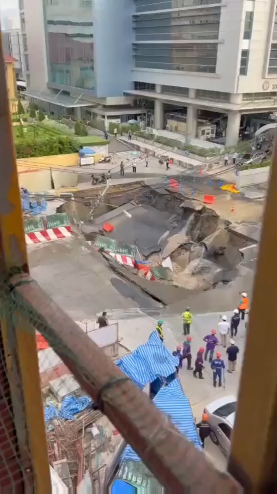 バンコクで道路陥没事故発生！衝撃映像が話題に