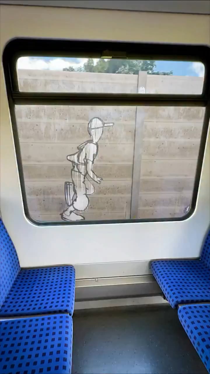 【すげえ】電車から見ると壁の絵が動き出す！CG不要のトリックアートが話題