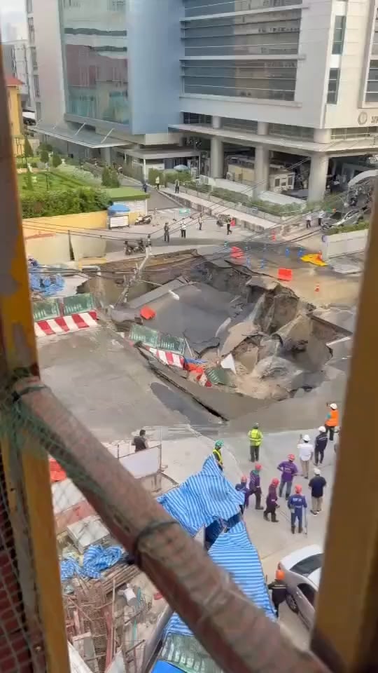 バンコクで道路陥没事故発生！マジかよ…