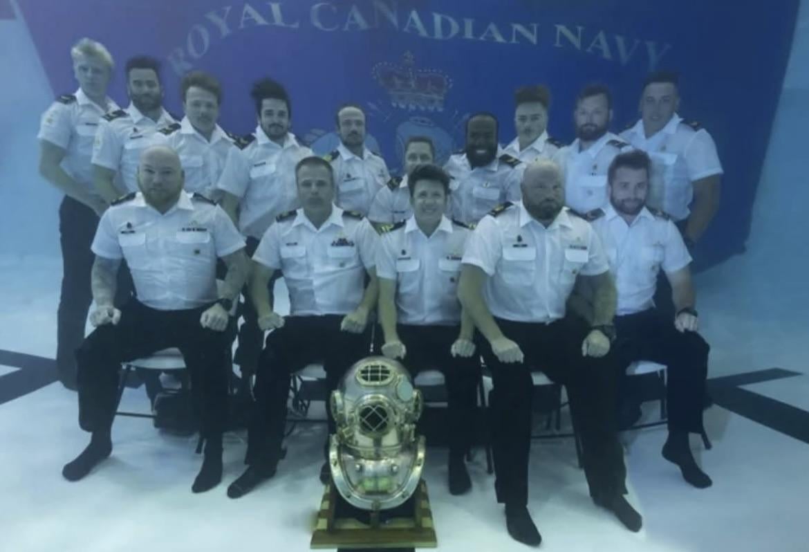 カナダ海軍ダイバー、水中卒業写真がマジですごい