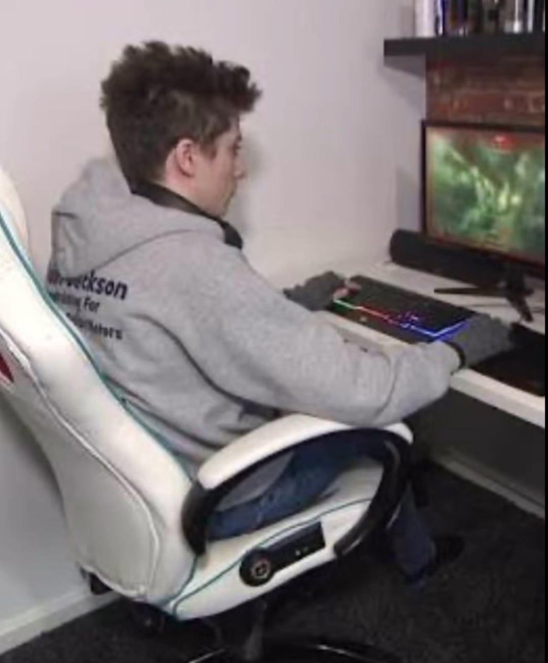 【奇跡】テキサス在住の友人が、ゲーム中に発作を起こした英国の少年を救う！