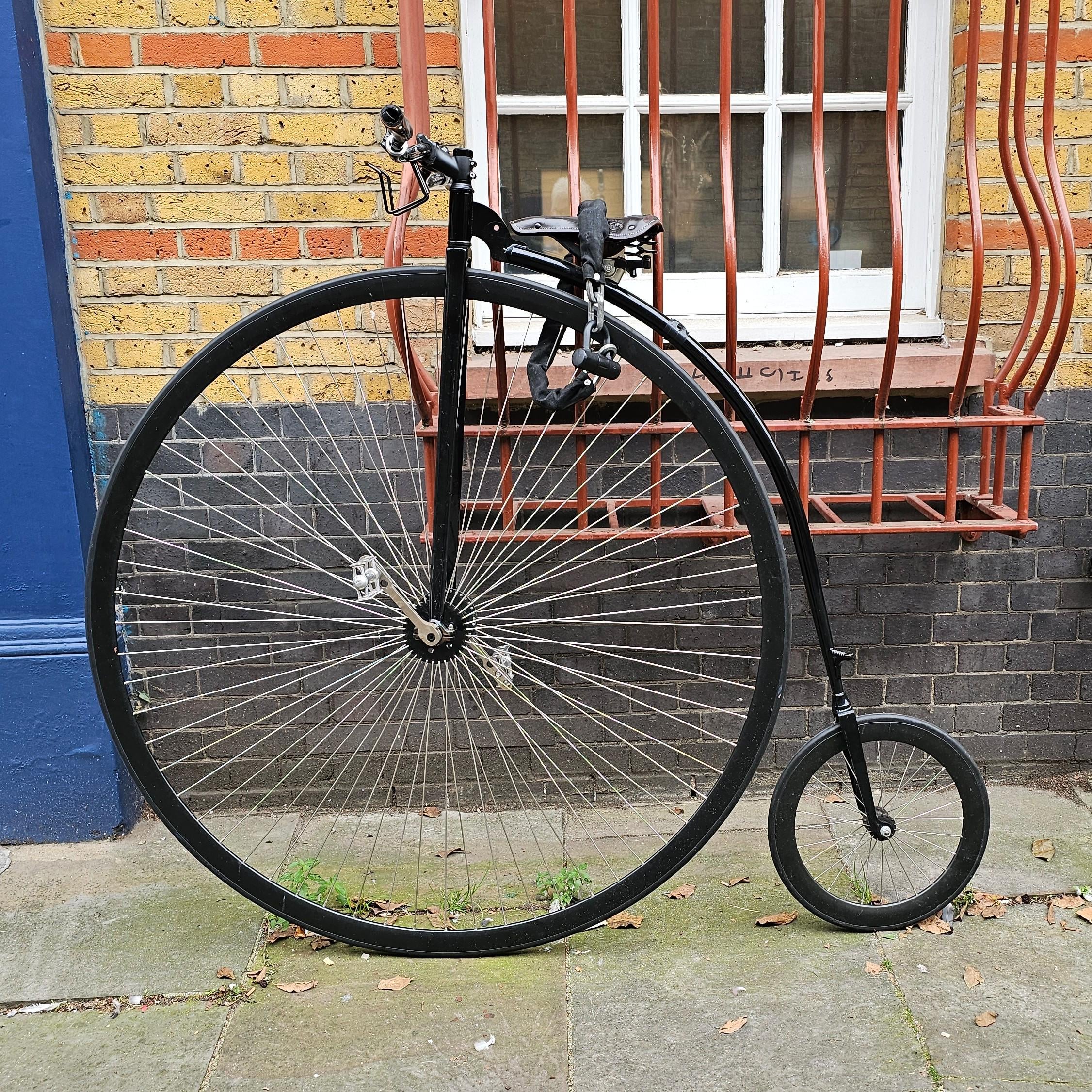 【速報】現代版 penny-farthing が路上駐車されててワロタｗｗｗ