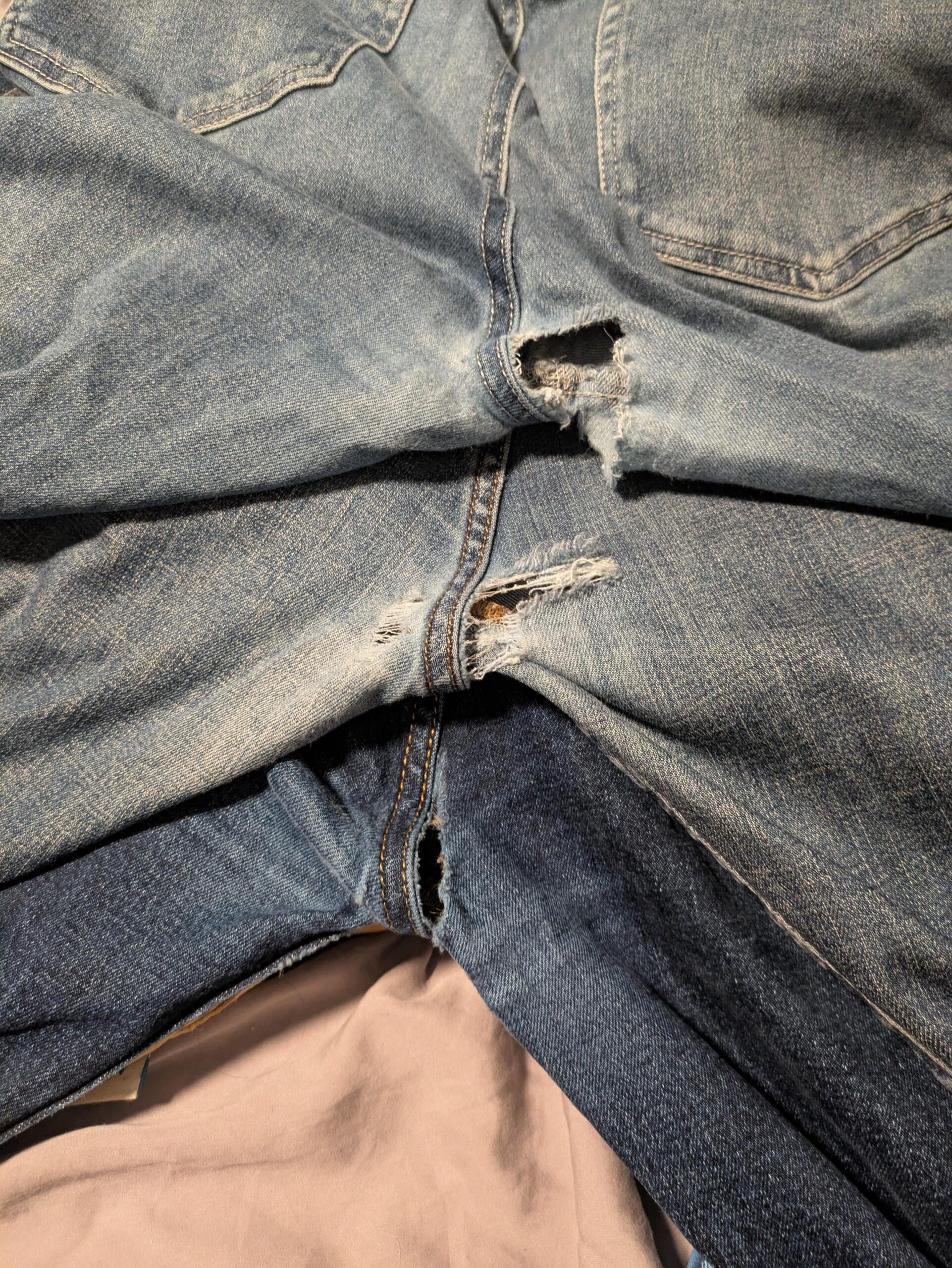 【悲報】お気に入りジーンズ、同じ場所が次々と破れる…なぜ？