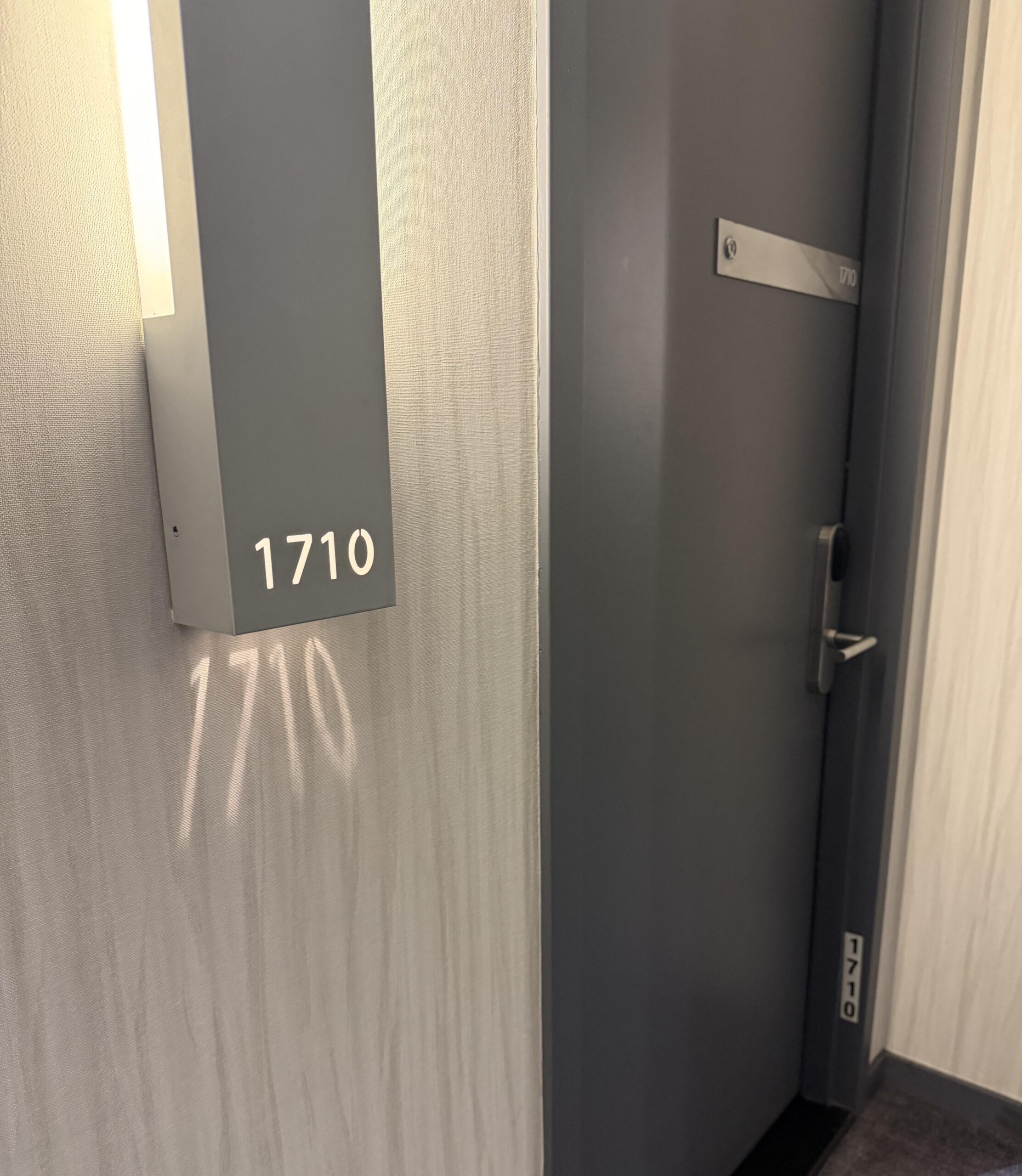 【悲報】ホテルの部屋番号、嫌でも目に付く表示方法だった…（画像あり）