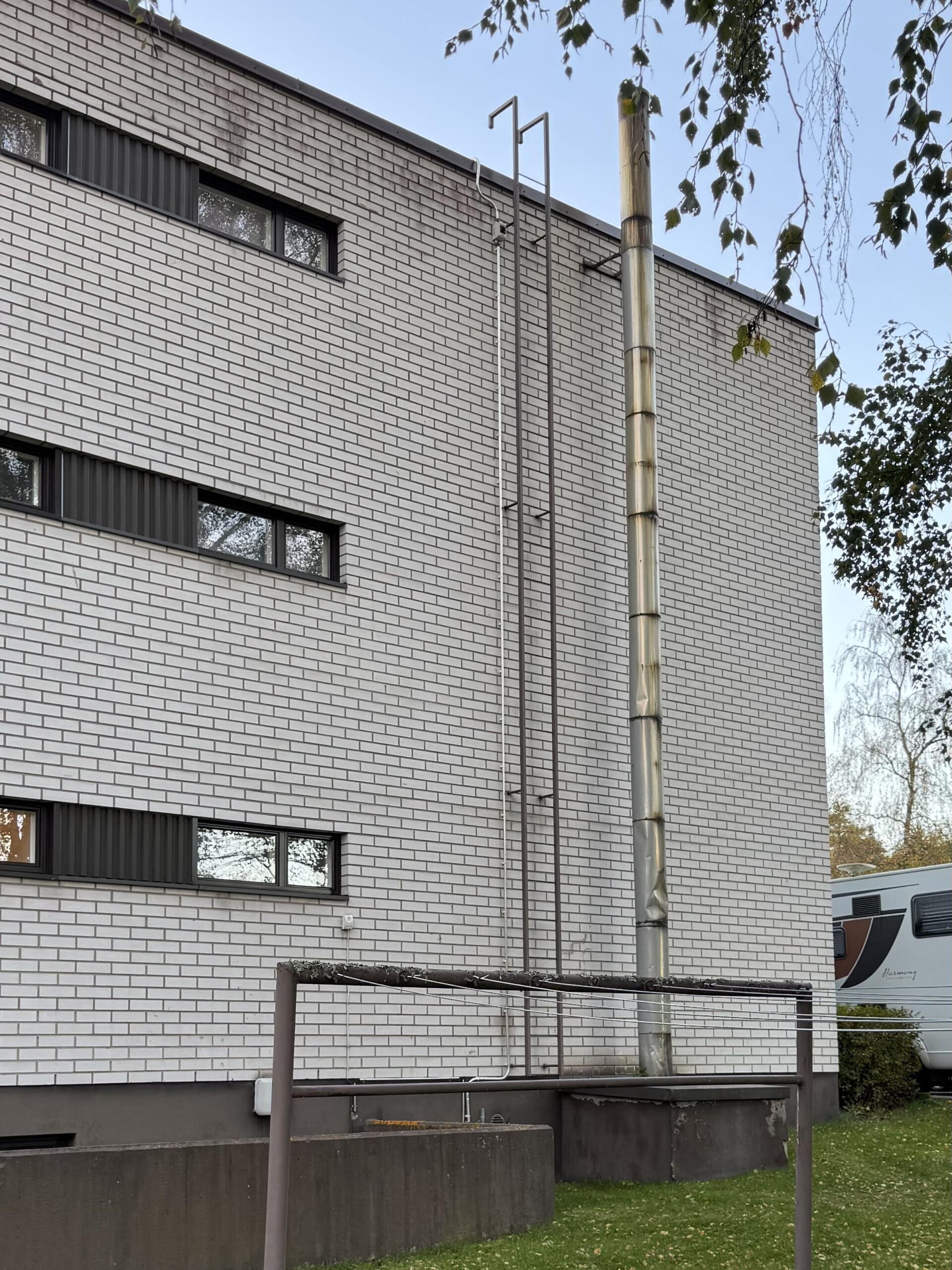 【謎】うちのマンションのハシゴ、庭の特定地点から見ると消えるんだが