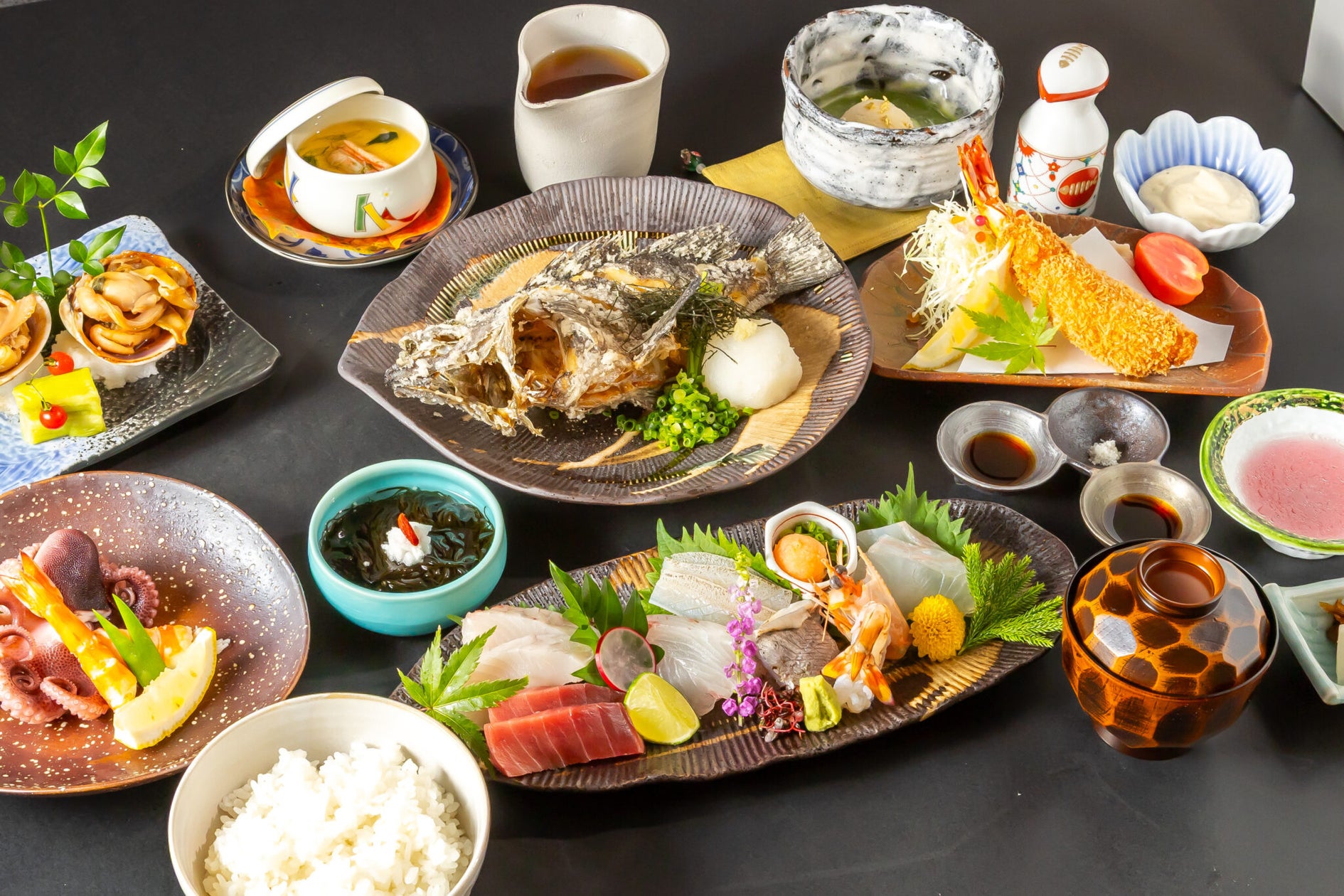 Youtuberきまぐれクック監修Carry On社新鮮魚店うお一番にSANKO MARKETING FOODSが運営協力
「とる うる つくる 全部、SANKO」飲食事業と水産事業の両軸経営を行う株式会社SANKO MARKETING FOODSは、株式会社Carry Onとの業務提携に基づき、愛知県常滑市りんくう町に2025年10月24日(金)開業する鮮魚小売と飲食を融合した複合型ショップ『うお一番』に運営サポートを行うパートナーとして参画。産地直送の新鮮な魚を、見て、買って、味わえる“鮮魚のテーマパーク”のようなコンセプトショップ。登録者数1,400万人超えの人気YouTuber「きまぐ