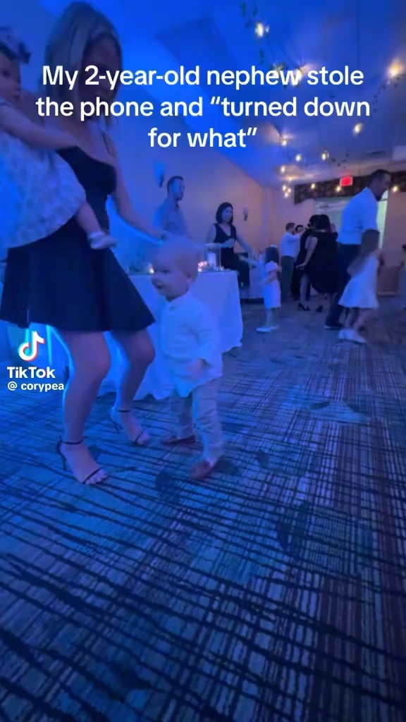 「マジかよ」2歳児が「イケオジ」!? 海外で話題沸騰！
