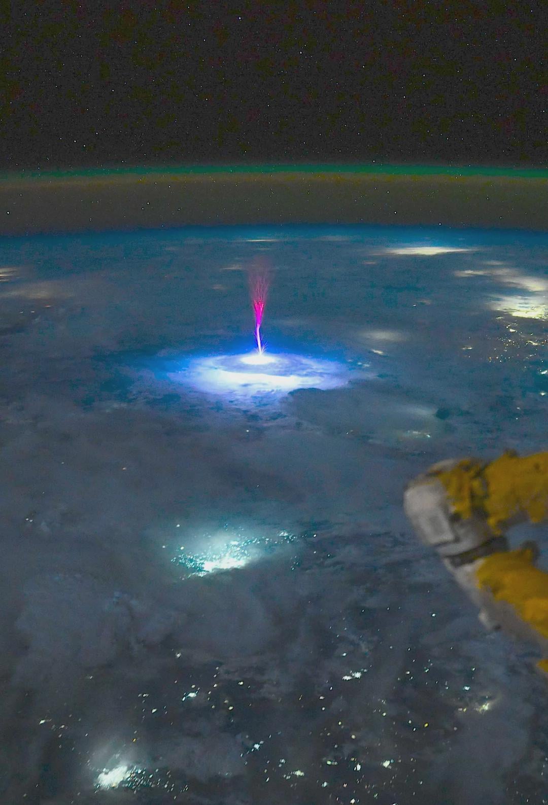 【速報】NASA宇宙飛行士、メキシコ＆アメリカ上空で謎の発光現象「スプライト」を捉える！