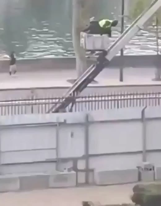 【速報】ルーブル美術館から犯人逃走の瞬間映像が流出！