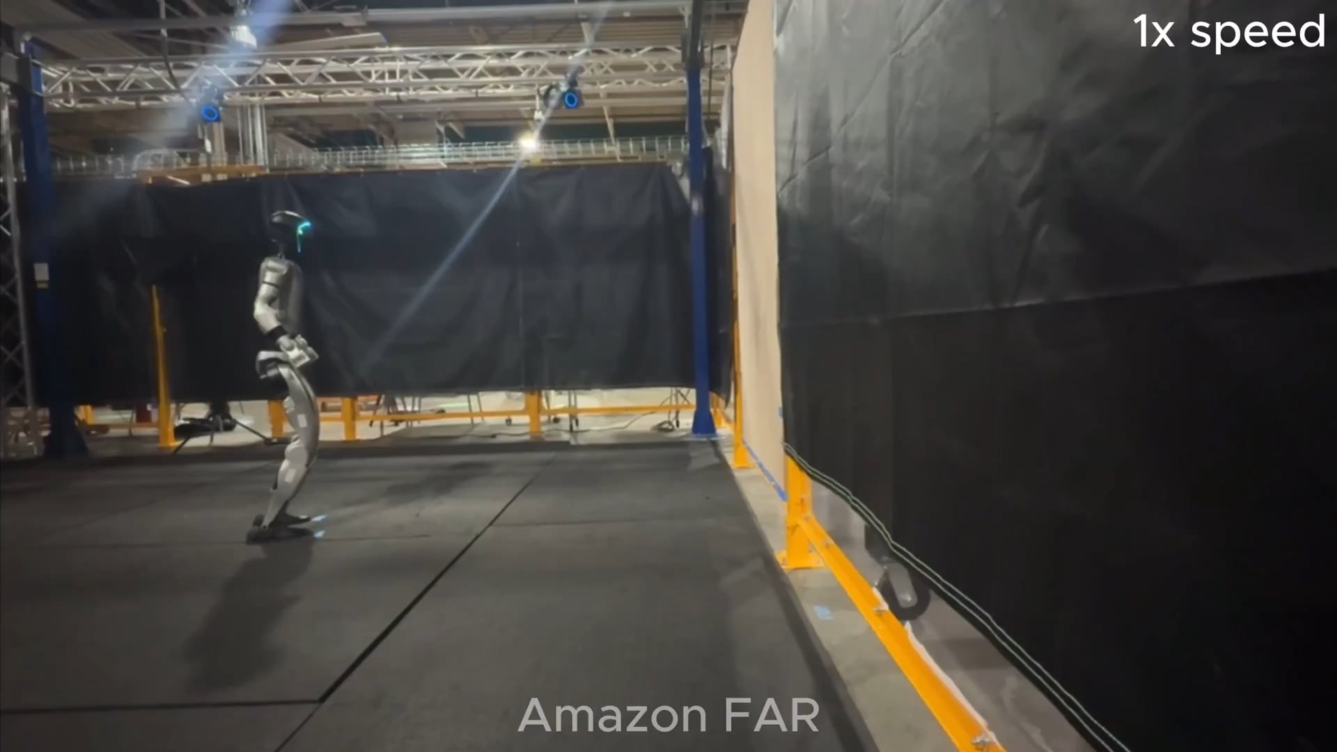 【速報】人型ロボ、前代未聞の壁宙返りを達成してしまう