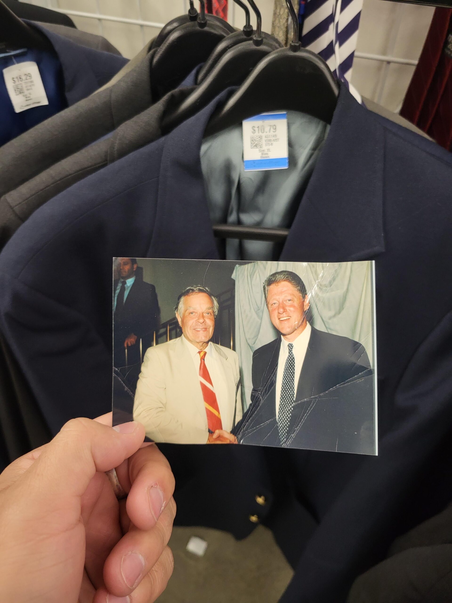 【衝撃】古着のポケットから出てきた写真、まさかの人物でワロタｗｗｗ
