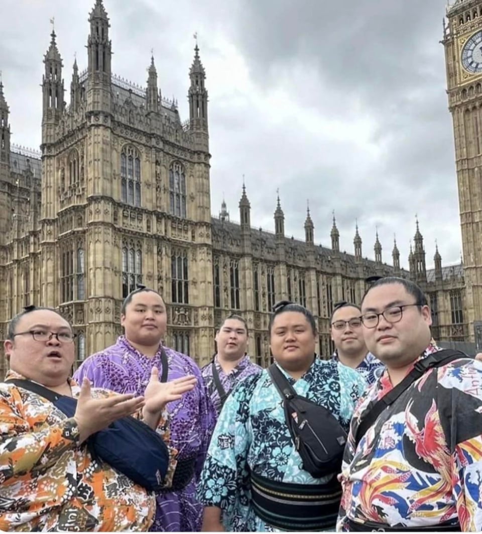 【衝撃】日本の大相撲力士がロンドン観光！衝撃写真が話題に