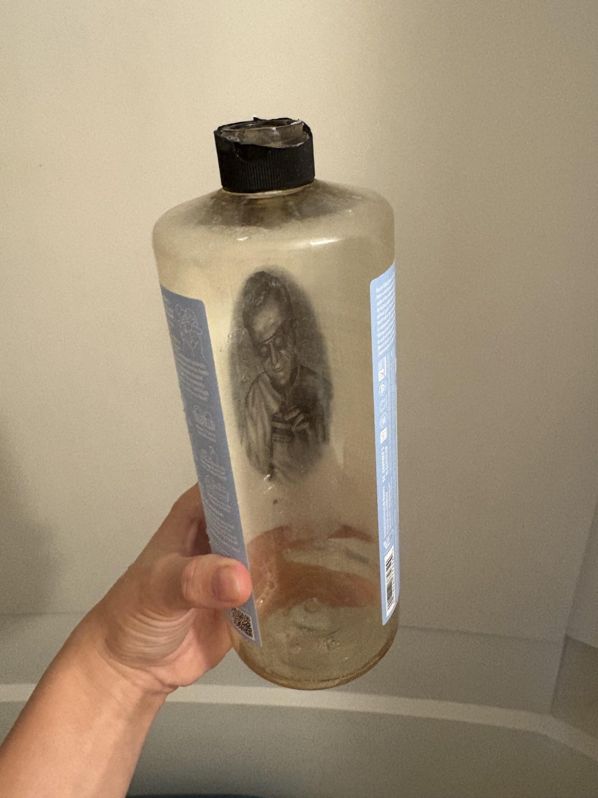 【画像】洗剤ボトルに悪魔が棲みついたんだが…