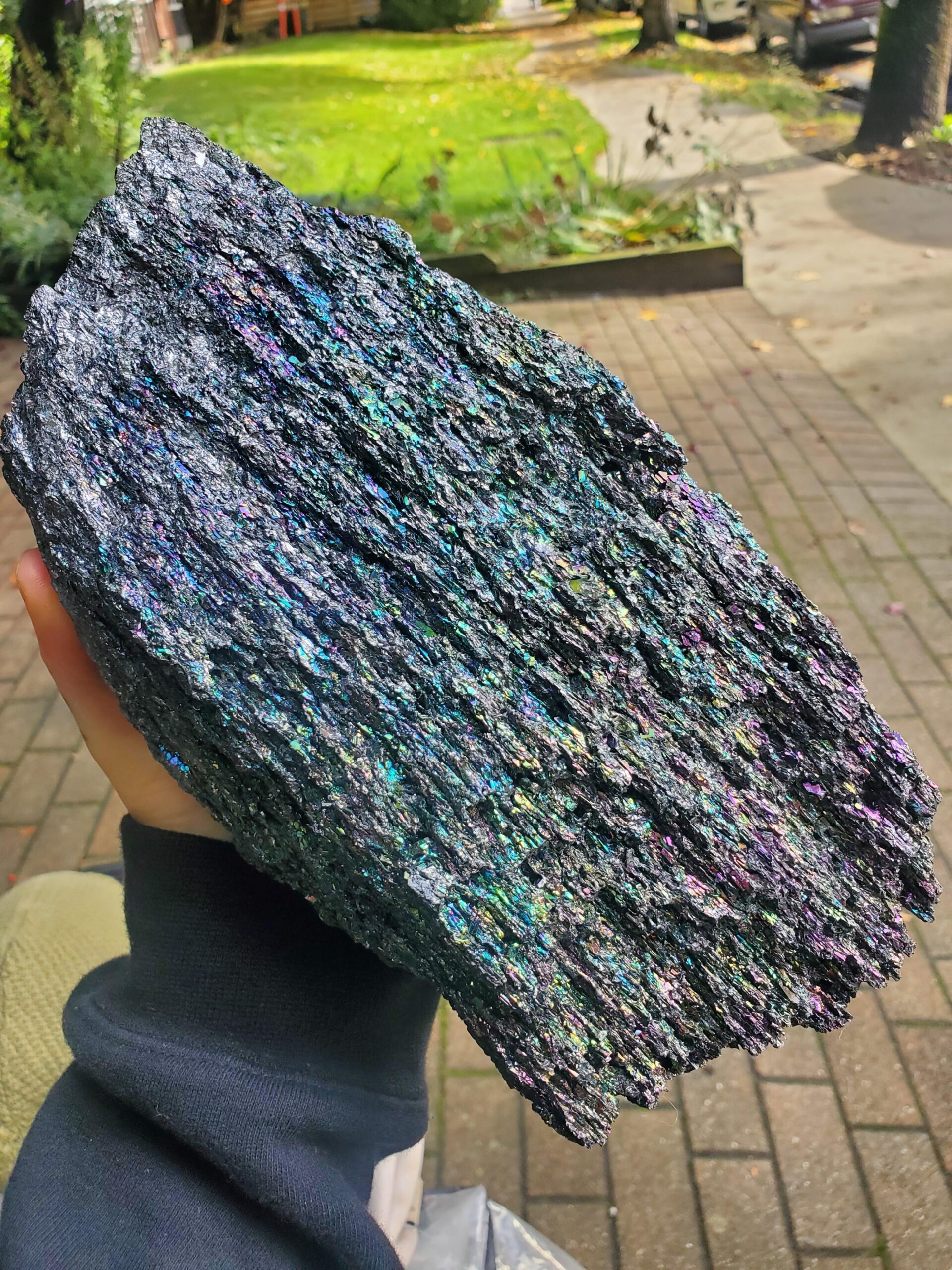 【悲報】マンション前に謎の石が置かれる事件発生…住民騒然