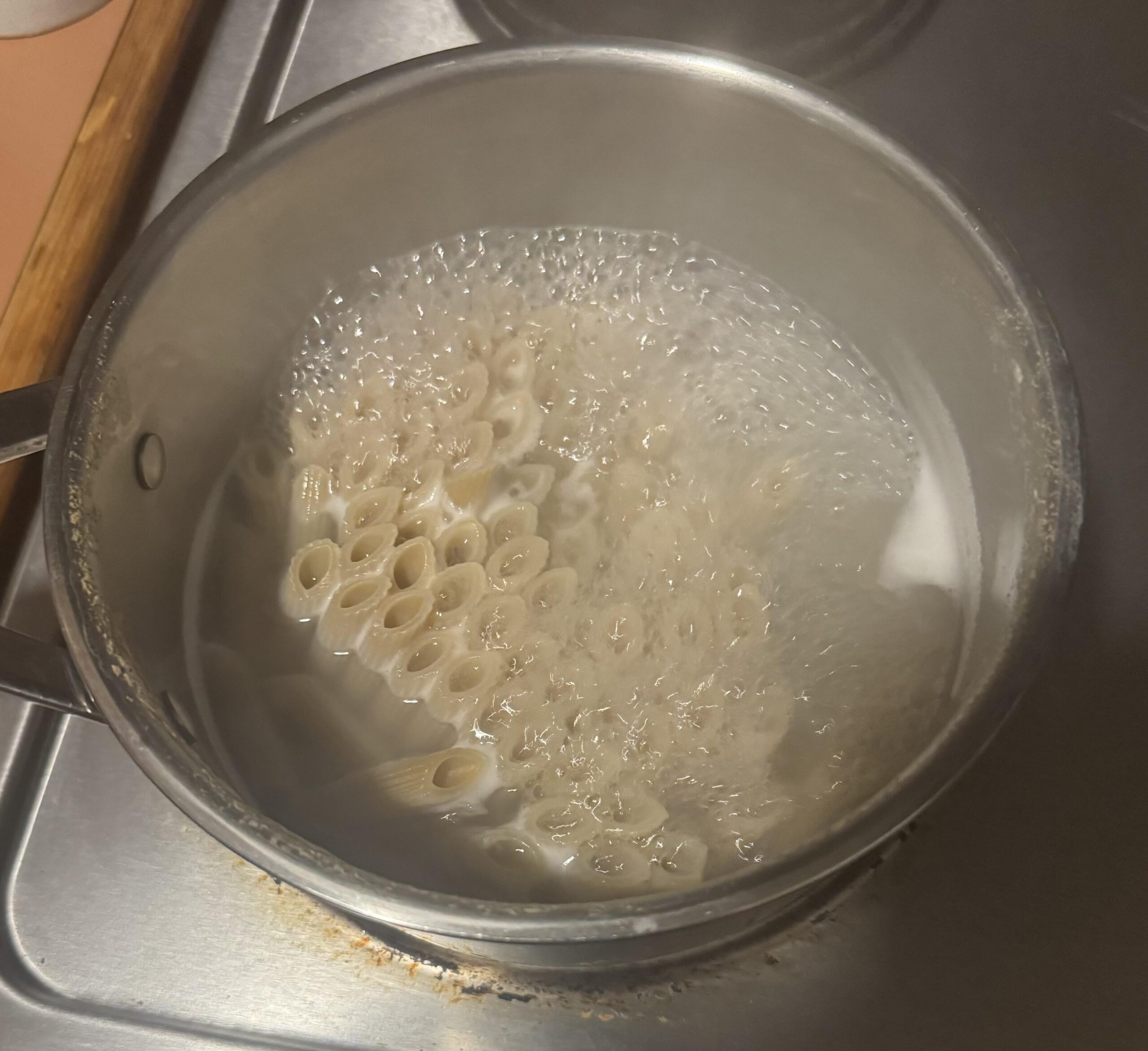 【悲報】パスタ茹でたらペンネが全部立ち上がってた…((((；ﾟДﾟ))))ｶﾞｸｶﾞｸﾌﾞﾙﾌﾞﾙ