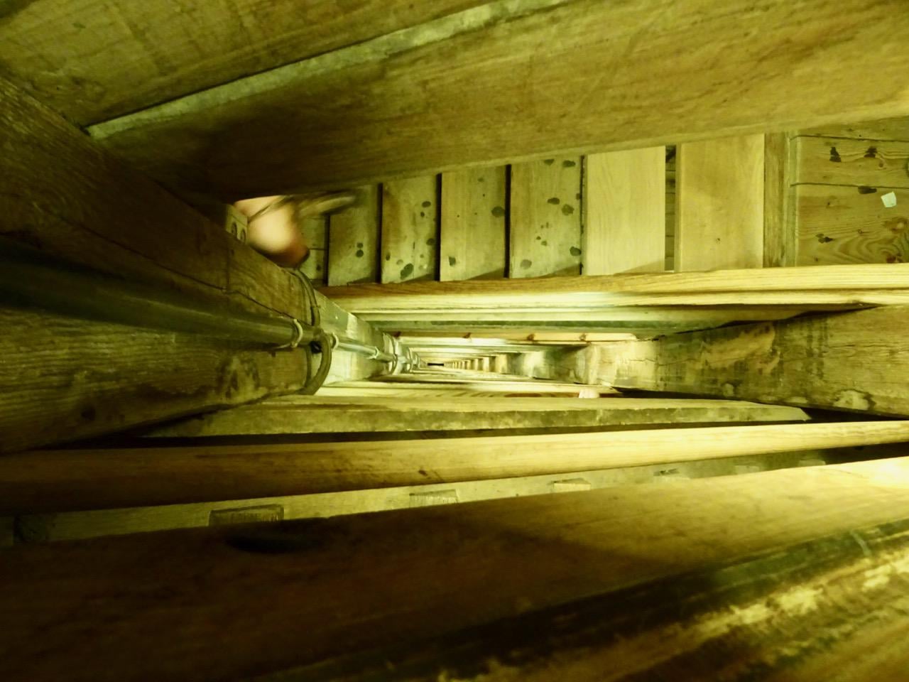 ポーランドの岩塩坑、16世紀から2002年まで馬が一生を地下で機械稼働…マジか