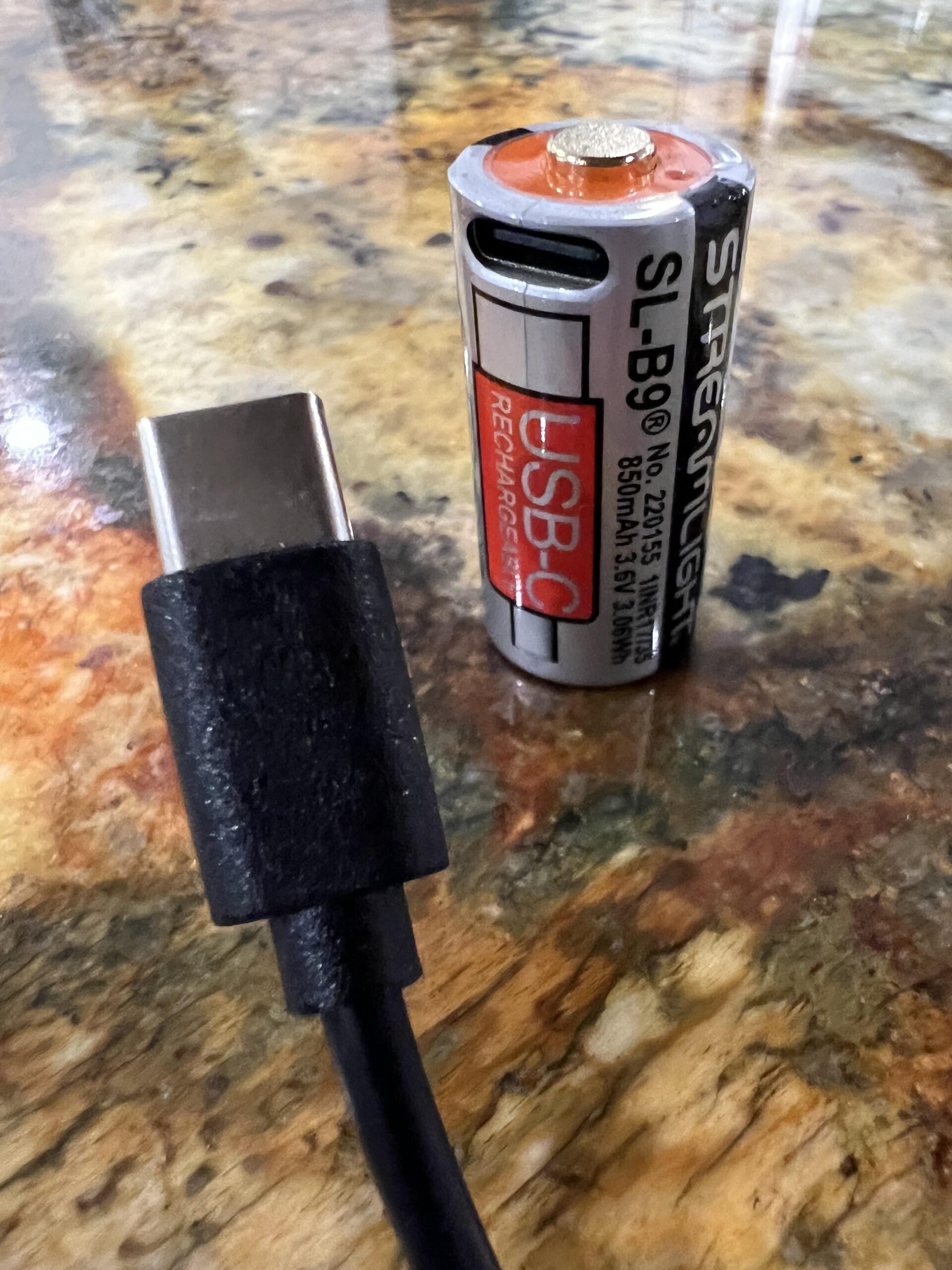 【朗報】最新デバイス、まさかの充電方法が話題にｗｗｗ