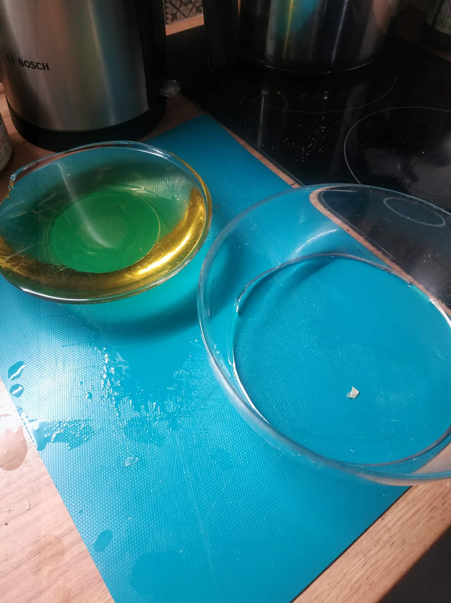 【悲報】彼女、熱した油をガラスボウルにドバーッ…結末がヤバすぎ