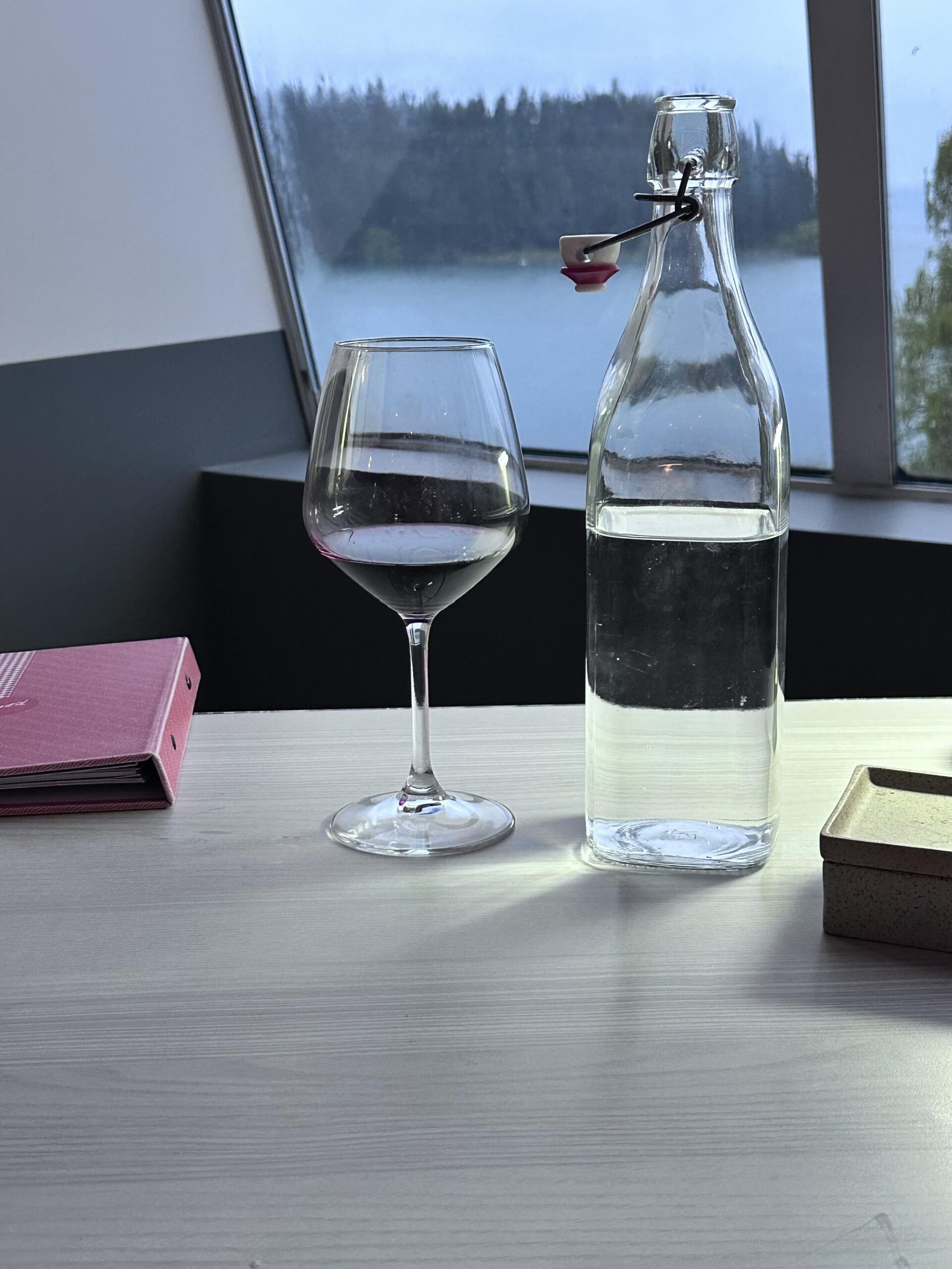【悲報】赤ワインが水みたいでワロタ…これって劣化？