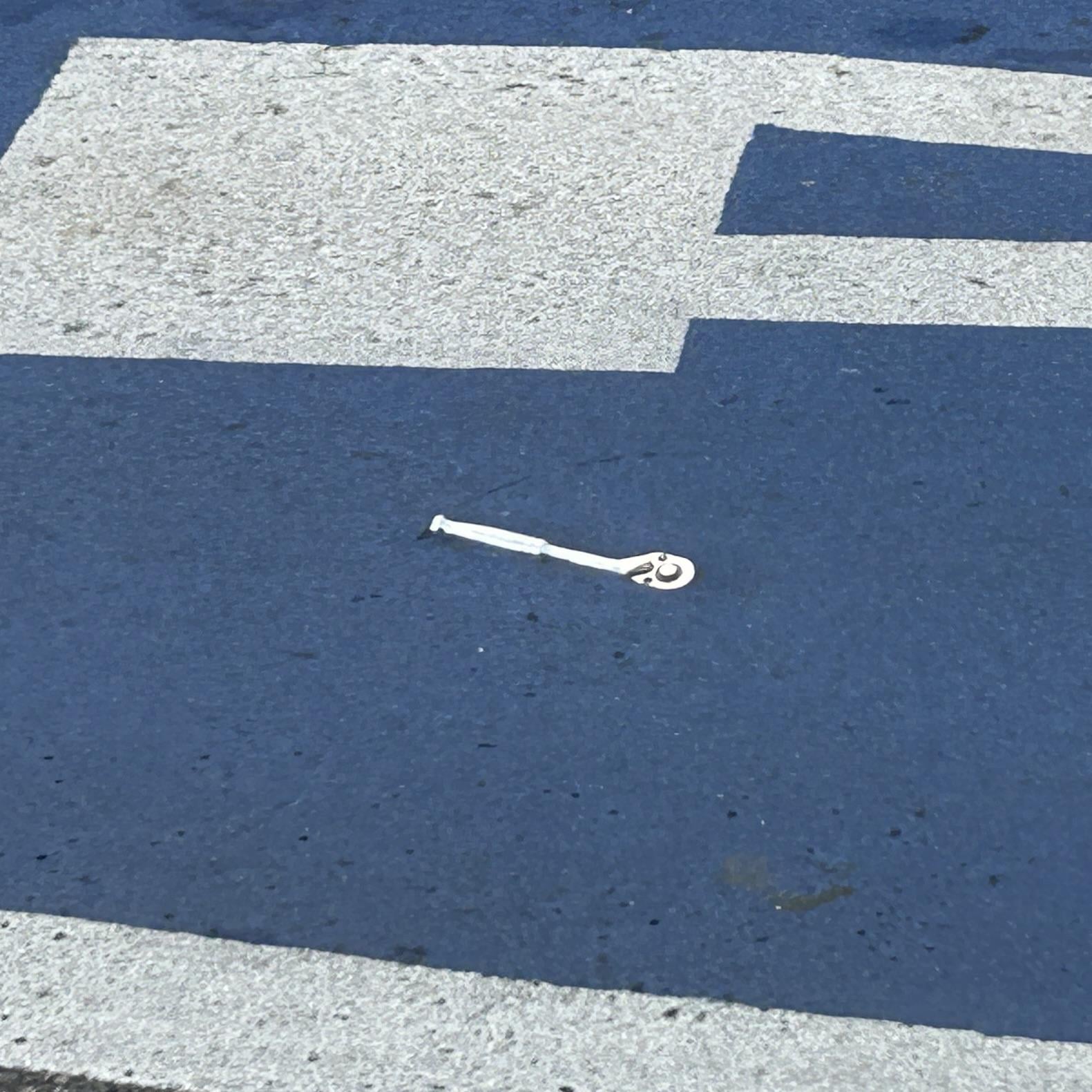 【悲報】家の前の道路にソケットレンチが刺さってたんだが…