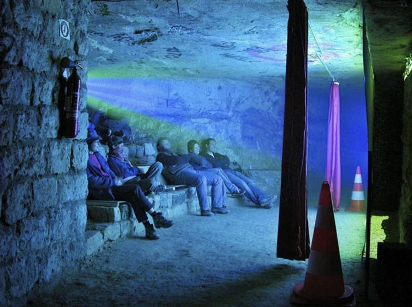 パリの地下墓地に秘密基地発見！映画館、バー完備とかマジかよ