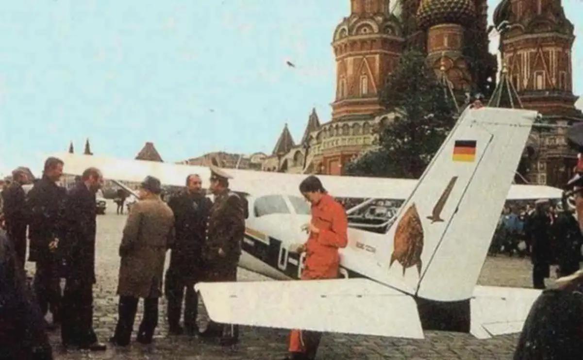 【衝撃】1987年、少年パイロットがソ連防空網を突破し赤の広場に強行着陸