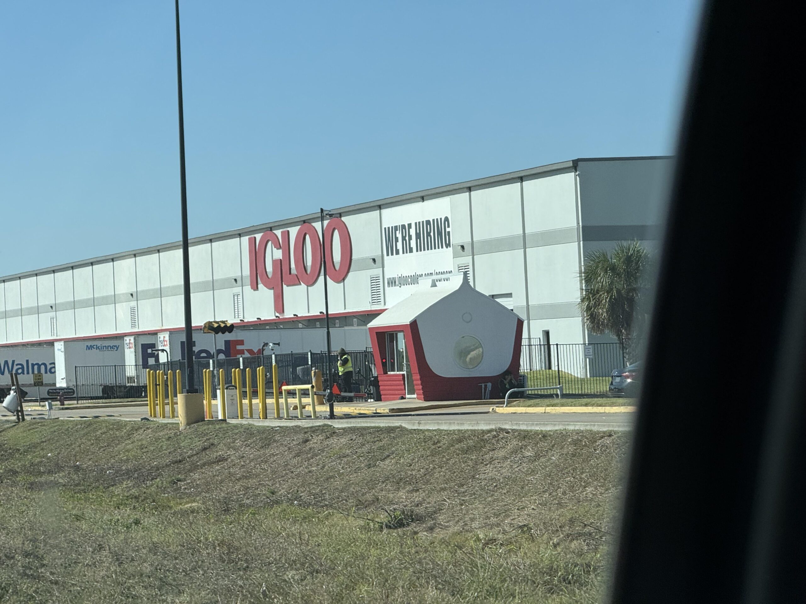 イグルーの配送センター、警備小屋がクーラーボックス型でワロタｗｗｗ