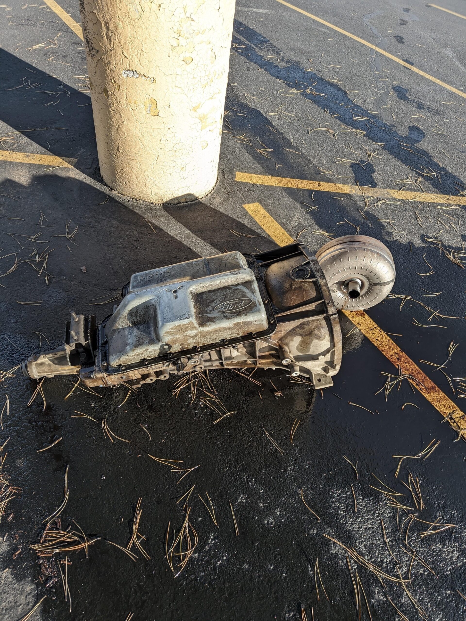 【悲報】近所のモール駐車場に車のトランスミッションが丸ごと放置される事案発生